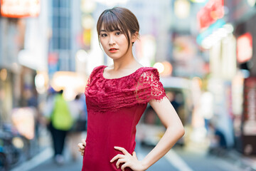 Fototapeta premium 繁華街での女性ポートレート
