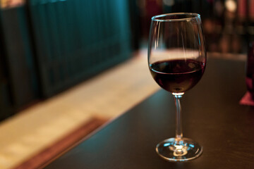 Copa de vin tinto en mesa 