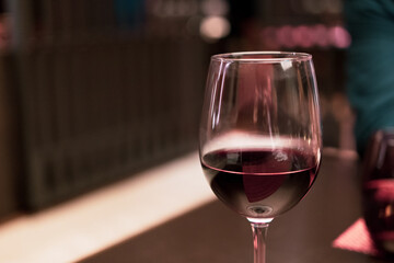 Copa de vino Tinto en mesa 