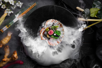 Roll with tuna, nori, gold sprinkle, chuka, tobiko caviar, sesame seeds