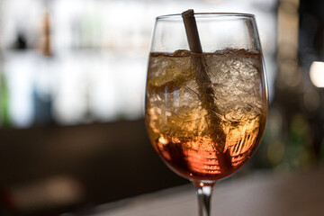Copa de Aperol sobre barra