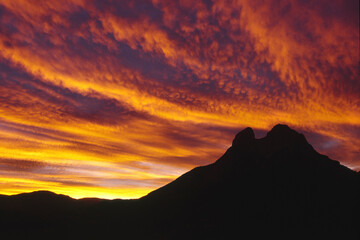 Puesta de sol dramatica sobre el pico Pedraforca(2497.m).Parque natural Cadí-Moixero.El Bergueda. Cordillera Pirenaica. Catalunya. España.