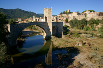 Fototapeta na wymiar Puente fortificado, s.XI,XIII. Besalu. Garrotxa. Girona..Catalunya.España.