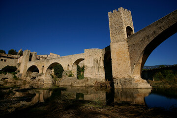 Fototapeta na wymiar Puente fortificado, s.XI,XIII. Besalu. Garrotxa. Girona..Catalunya.España.