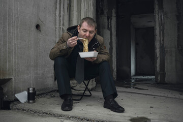 A bankrupt and homeless businessman is forced to eat cheap food in an abandoned building. The...