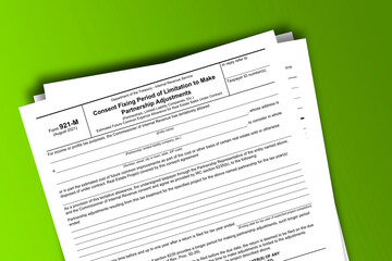 Obraz premium Form 921-M documentation published IRS USA 08.13.2021. American tax document on colored