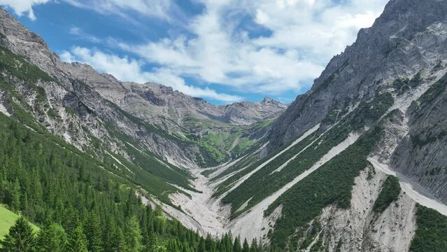 Drohnenvideo von einem Tal mit Felssturz und Bergrutsch in Österreich