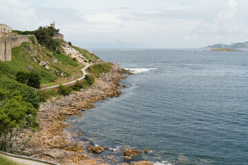 Vista de la costa sobre el mar 