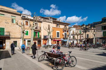 cicloturistas en la plaza mayor, Bunyola, Mallorca, balearic islands, Spain