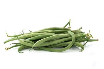 tas d'haricots verts cru isolé sur un fond blanc