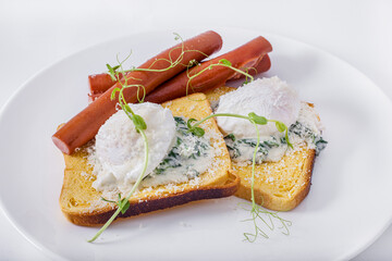 Eggs benedict with sausages