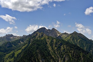Alpejskie szczyty. Tennkogel, za nim Höllwand, Sandkogel i Heukareck (Salzburgland, Austria)