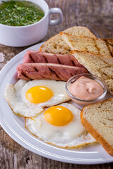 Fried eggs with grilled sausages