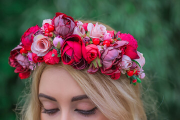 Naklejka premium Woman With Flower Wreath On Her Head. Beautiful girl in romantic wreath 