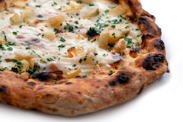 Deliziosa pizza cilentana con guanciale, mozzarella e patate 