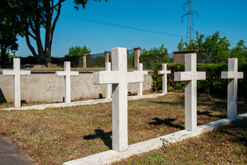 Fototapeta na wymiar Szereg krzyży bezimiennych. Cmentarz masowych grobów. 