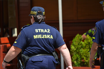 Polska straż miejska podczas pracy w dużym mieście