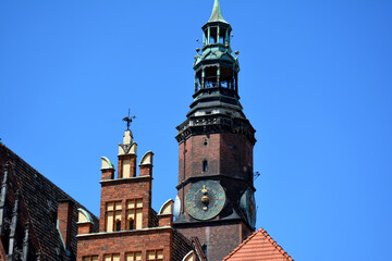 Stary zegar słoneczny na wieży ratusza we Wrocławiu w rynku. - obrazy, fototapety, plakaty