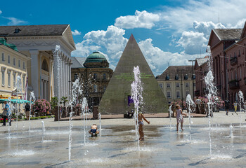 Cool off on hot days on the market square in Karlsruhe. Baden-Wuerttemberg, Germany, Europe - obrazy, fototapety, plakaty