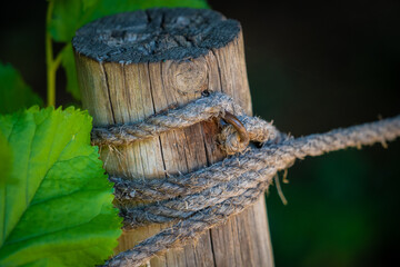 poste de madera con cuerda vieja
