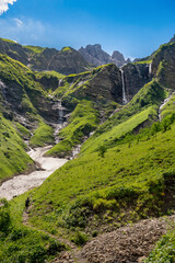 Fototapeta na wymiar Idyllisches Traufbachtal mit Wasserfällen und Schneefeldern - Spielmannsau, Oberstdorf, Oberallgäu, Deutschland