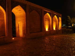 Teil der Khaju-Brücke bei Nacht (370 Jahre alte Struktur) in Isfahan, Iran