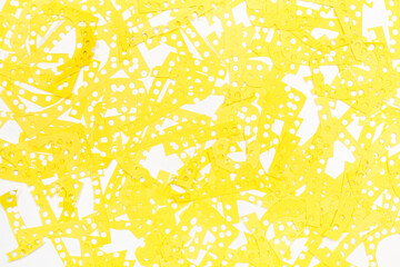 Textura fondo con papel amarillo con agujeros sobre un fondo blanco. Vista superior y de cerca.