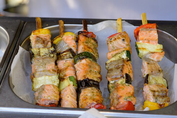Grilled skewers of salmon and vegetables