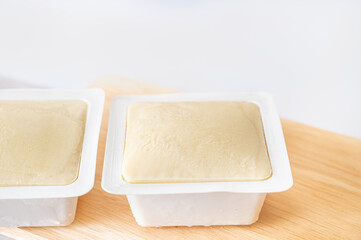 自然解凍していく冷凍した豆腐