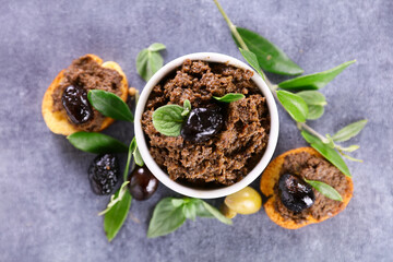  black olive mixed and toast