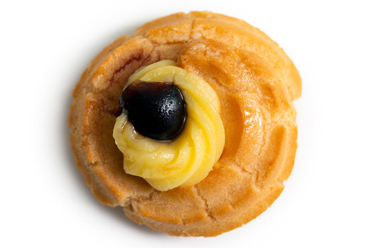 Zeppola di San giuseppe, tipico dolce di Napoli isolato su fondo bianco, cibo Italiano 