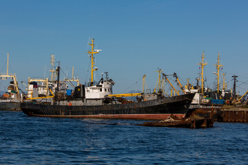 Fototapeta premium Fischfangschiff im Hafen von Kamtschatka