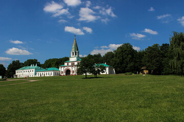 Fototapeta na wymiar An ancient temple in the middle of beautiful nature. Russia. Kolomenskoe. Moscow region.