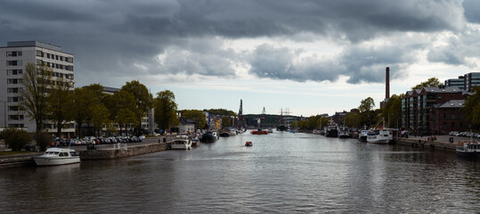 Naklejka premium Aura river of Turku during cloudy day
