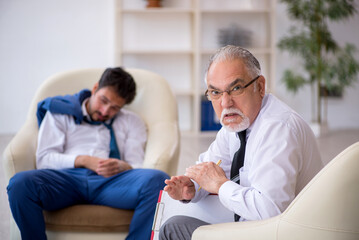 Obraz premium Young businessman employee visiting psychologist