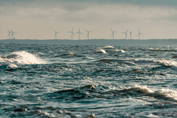 wiatraki nad falami morze energia odnawialna wzburzone morze wiatr - obrazy, fototapety, plakaty