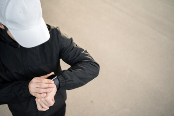 Uses a fitness watch on the arm of a male athlete measures the pulse