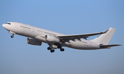Fototapeta na wymiar Airbus 330 - 243