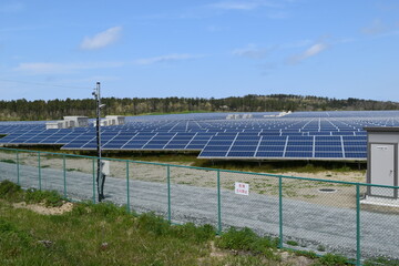 大量の太陽電池パネル