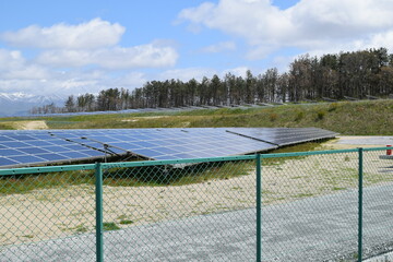 大量の太陽電池パネル