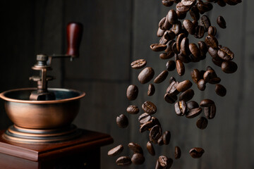コーヒー豆とコーヒーミル - obrazy, fototapety, plakaty
