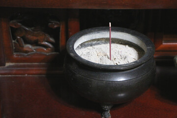 仏壇の香炉に立てられた線香