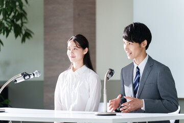 記者会見を行う芸能人