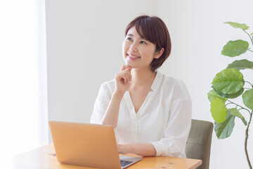 パソコンを操作する笑顔の女性