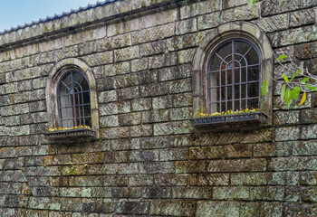 レンガの壁にあるアーチ型の窓