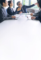 会議する幅広い世代のビジネスグループ