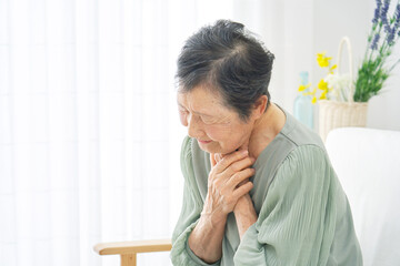 自宅で息苦しい高齢者女性