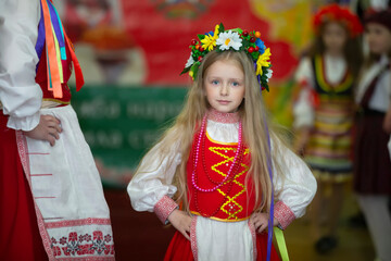 Naklejka premium Ukrainian or Belarusian little girl in national costume.