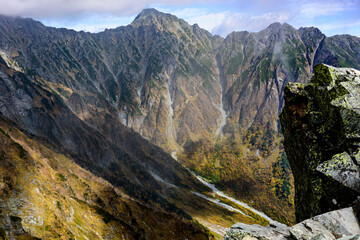 険しい稜線が続く穂高連峰も秋に染まっています
The Hotaka mountain range with steep ridges is also dyed in autumn.