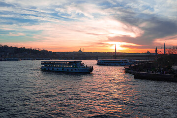 Obraz premium Boats in sea and scenic sunset in Istanbul